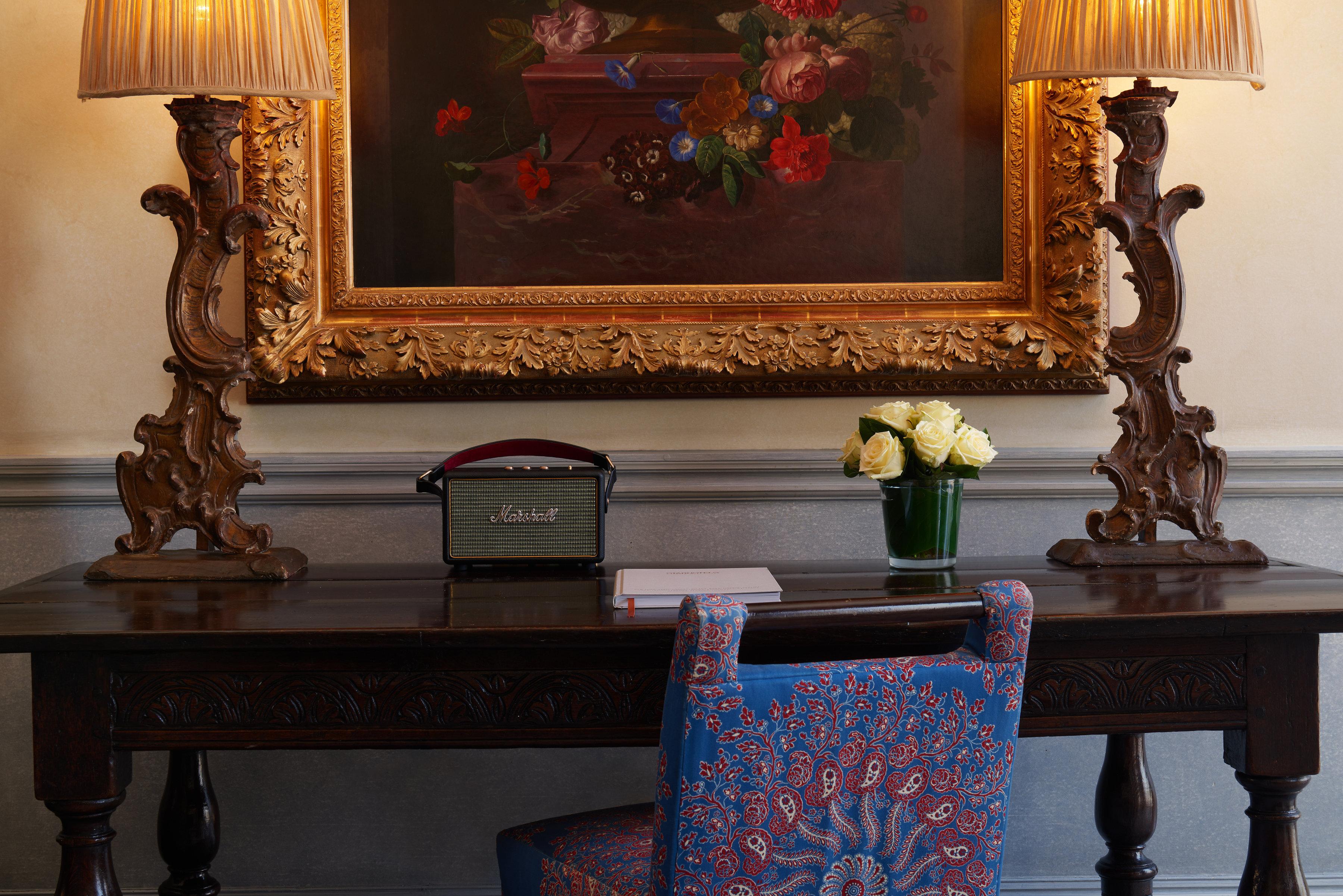 The Pelham London - Starhotels Collezione Esterno foto A desk in the hotel